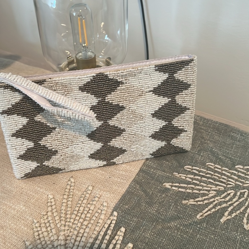 Beaded Clutch With Writslet . - image 3